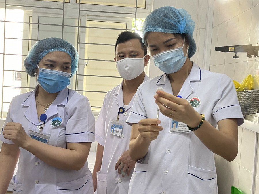 Trước đó để chuẩn bị cho đợt tiêm chủng, cán bộ tiêm chủng tại Bệnh viện Đa khoa đã được đào tạo kiến thức chung, tập huấn thực hiện tiêm chủng vắc xin phòng COVID-19 tại TT Kiểm soát bệnh tật (CDC) Hà Tĩnh. Trước đó để chuẩn bị cho đợt tiêm chủng, cán bộ tiêm chủng tại Bệnh viện Đa khoa đã được đào tạo kiến thức chung, tập huấn thực hiện tiêm chủng vắc xin phòng COVID-19 tại TT Kiểm soát bệnh tật (CDC) Hà Tĩnh.