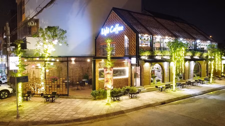 Không gian quán lung linh khi về đêm