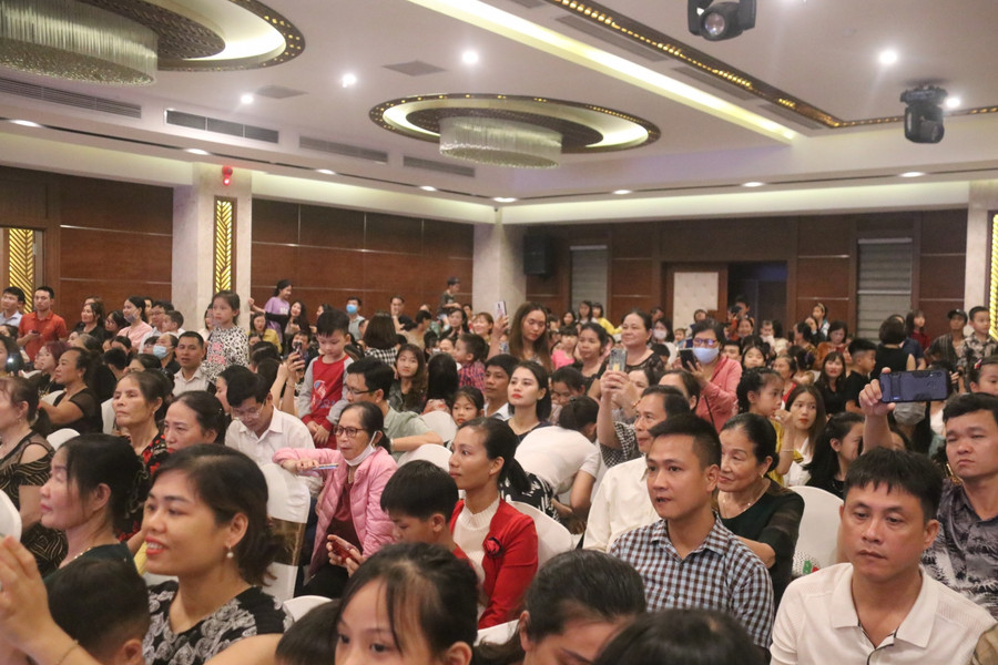 Nhiều phụ huynh đến từ sớm đón chờ đến phần trình diễn của các bé.