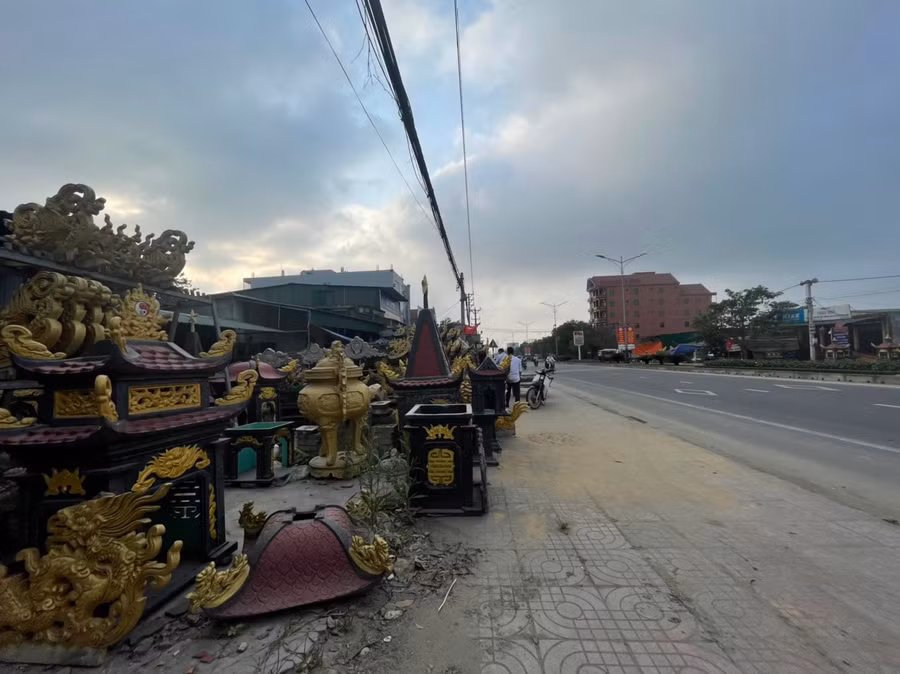 "Phố" bia mộ là tên gọi được người dân Hà Tĩnh nhắc đến mỗi khi đi qua khu vực xóm Mới (xã Thạch Bình, TP Hà Tĩnh) - cửa ngõ phía Nam của thành phố Hà Tĩnh.