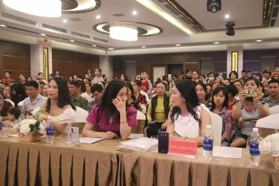 Ban giám hiệu nhà trường - thành viên giám khảo tại đêm chung kết.