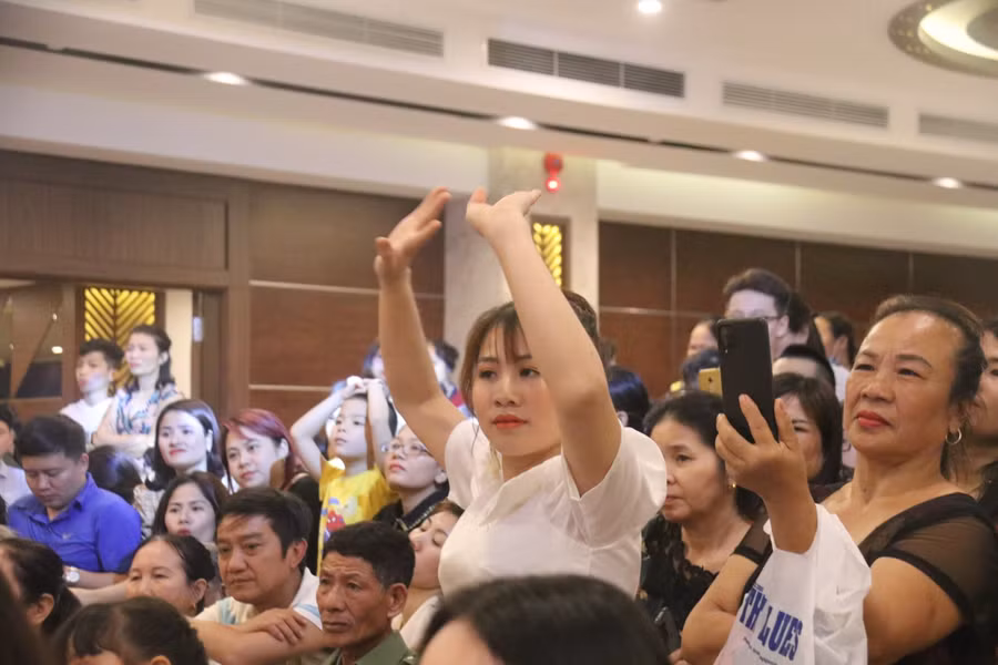 Nhiều bé quên bài nên giáo viên phải đứng dưới hàng ghế khán giả để nhắc.