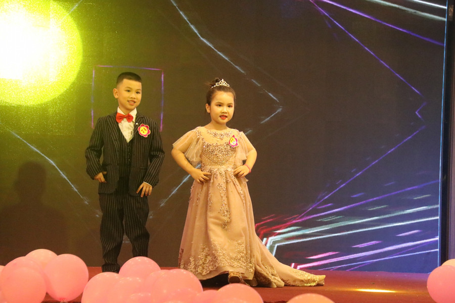 Các thí sinh, cặp đôi có những màn chào sân khấu vô cùng ấn tượng.