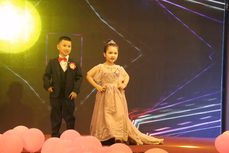 Các thí sinh, cặp đôi có những màn chào sân khấu vô cùng ấn tượng.