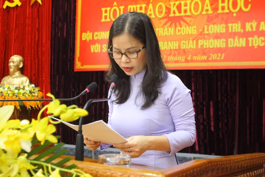 Bà Dương Thị Vân Anh - phó Chủ tịch UBND huyện Kỳ Anh (Hà Tĩnh) đọc diễn văn khai mạc hội thảo.