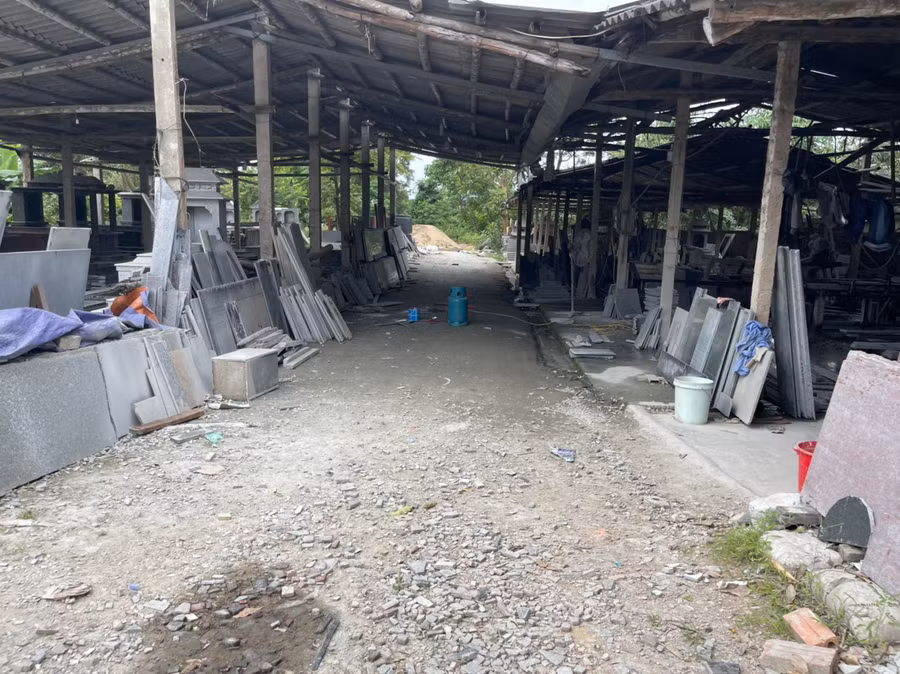 Không chỉ bày bán kinh doanh, các cửa hàng còn có xưởng gia công rộng rãi phía sau. Chỉ cần khách yêu cầu, chủ cửa hàng sãn sàng đáp ứng mọi kiểu dáng, giá cả