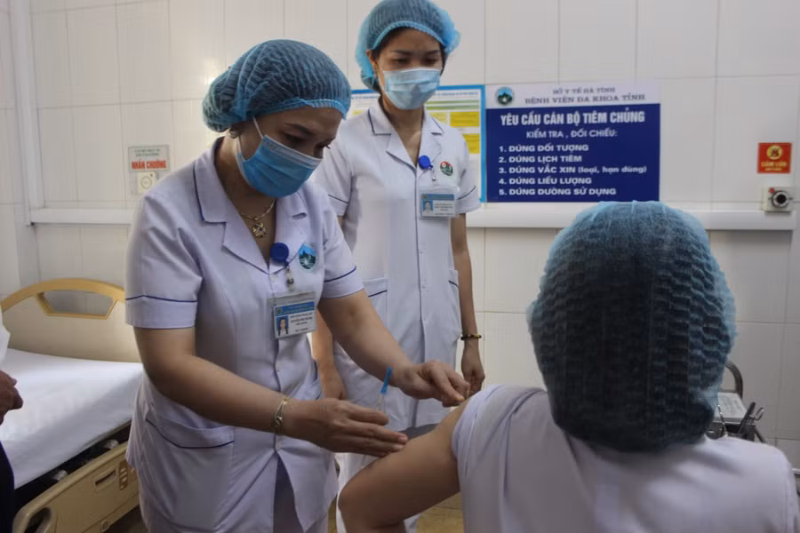 Trong sáng nay, Bệnh viện Đa khoa Hà Tĩnh đã thực hiện tiêm vắc xin COVID-19 cho 20 cán bộ, bác sĩ, nhân viên tại Bệnh viện Đa khoa Hà Tĩnh.