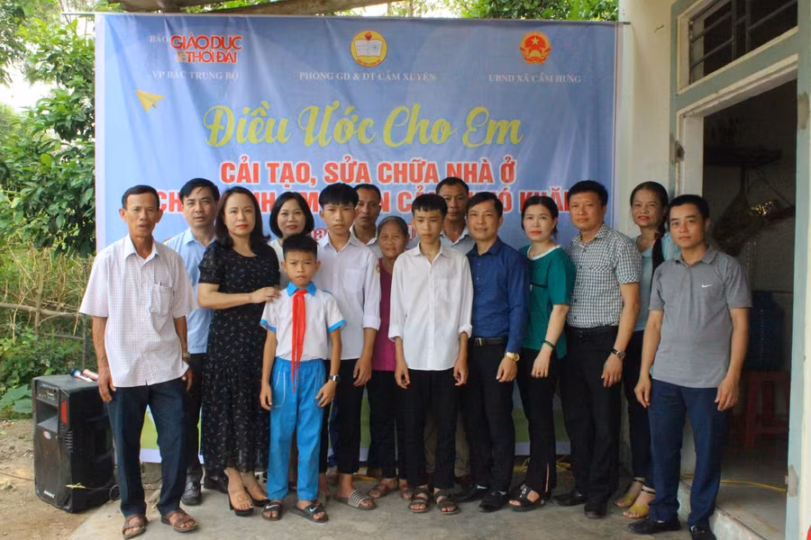 VP báo GD&TĐ, phòng GD&ĐT huyện Cẩm Xuyên cùng chính quyền xã Cẩm Hưng khởi công sửa chữa nhà cho 3 anh em học sinh nghèo