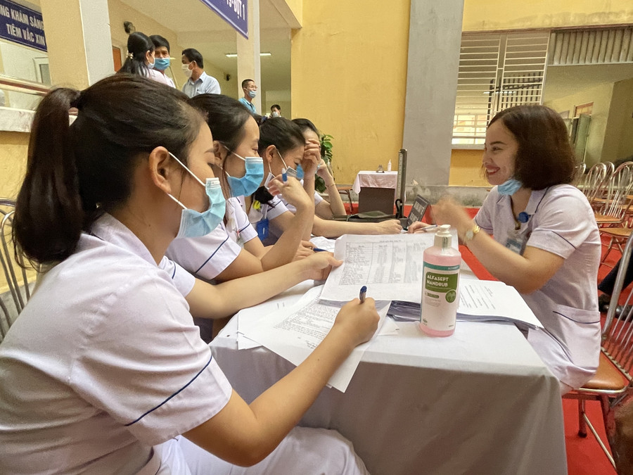 Những người đăng ký tiêm đến trước 30 phút để khai báo y tế, đo huyết áp và thân nhiệt. Những người đăng ký tiêm đến trước 30 phút để khai báo y tế, đo huyết áp và thân nhiệt.