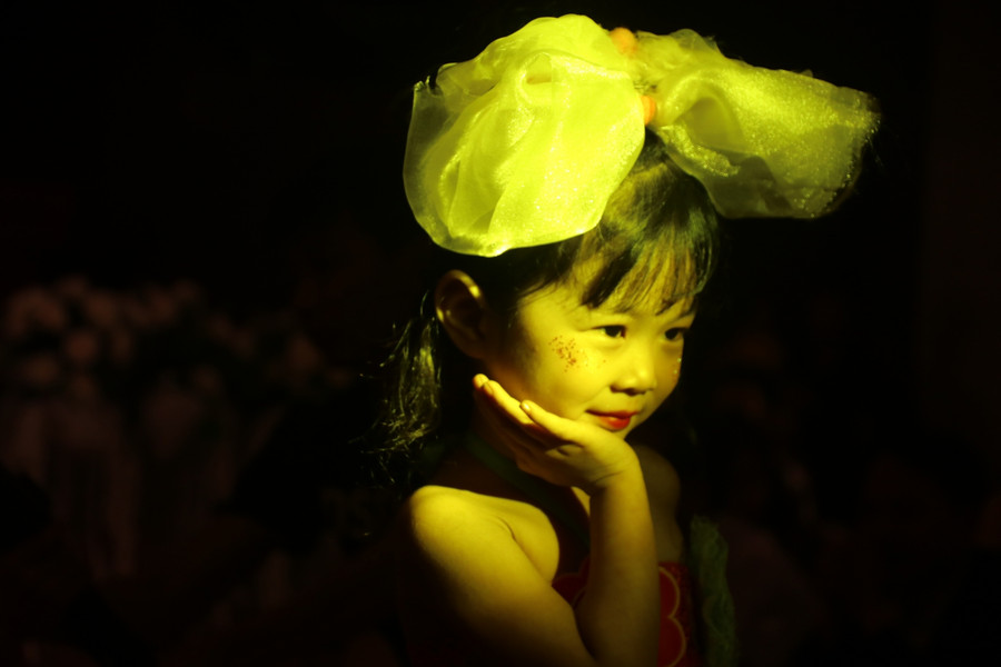 Tự tin tạo dáng trước ống kính.