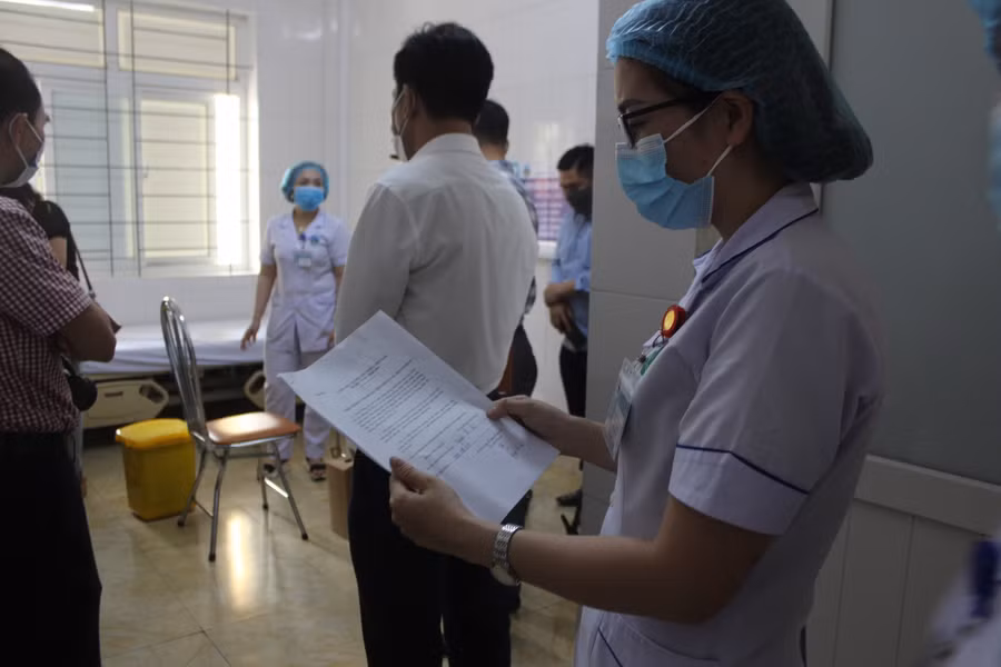 Trong đợt này, Bệnh viện Đa khoa Hà Tĩnh đã có 800 y bác sĩ, nhân viên tự nguyện đăng ký tham gia tiêm vắc xin COVID-19.