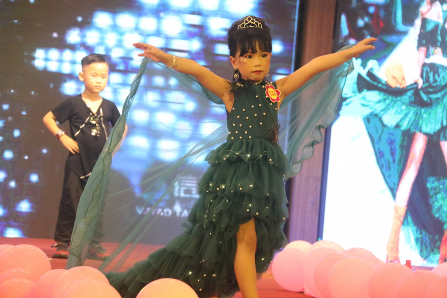 Từ những bộ đầm dạ hội lộng lẫy...