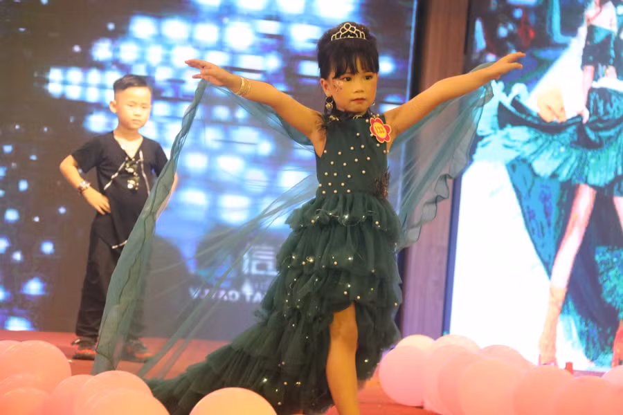 Từ những bộ đầm dạ hội lộng lẫy...