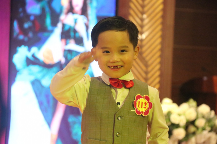 Một siêu mẫu nhí với nụ cười &quot;răng sún&quot;.