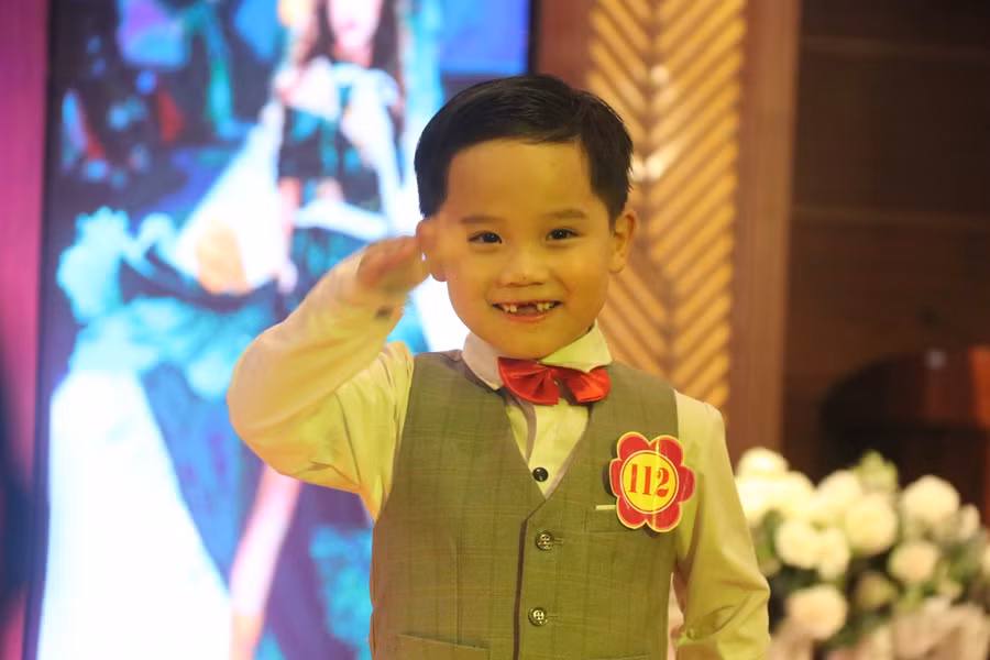 Một siêu mẫu nhí với nụ cười "răng sún".