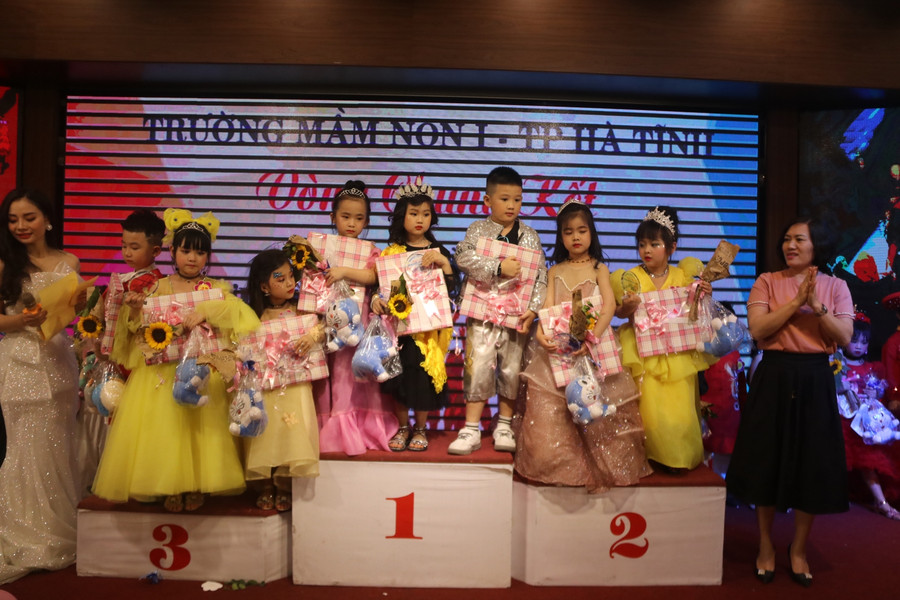 Kết thúc đêm chung kết, BTC đã trao 8 giải Nhất, Nhì, Ba cho các thí sinh xuất sắc.