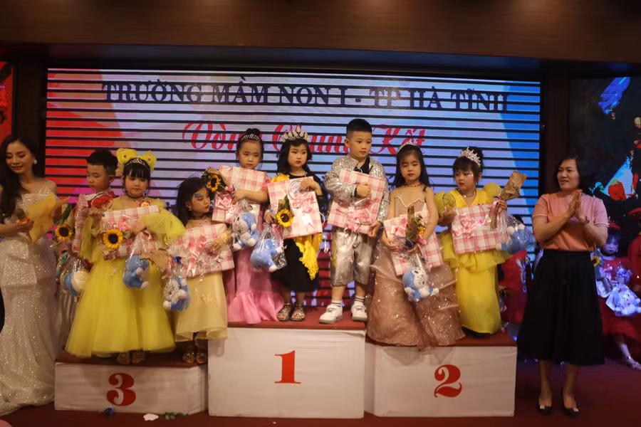 Kết thúc đêm chung kết, BTC đã trao 8 giải Nhất, Nhì, Ba cho các thí sinh xuất sắc.