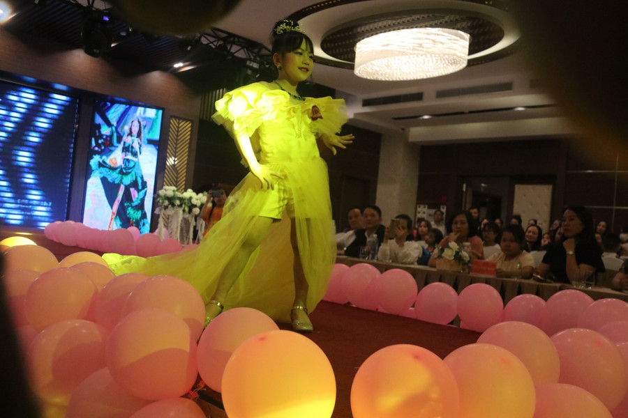 Mặc dù đây là lần đầu tiên tham gia trình diễn thời trang nhưng các bé vô cùng tự tin và chuyên nghiệp.