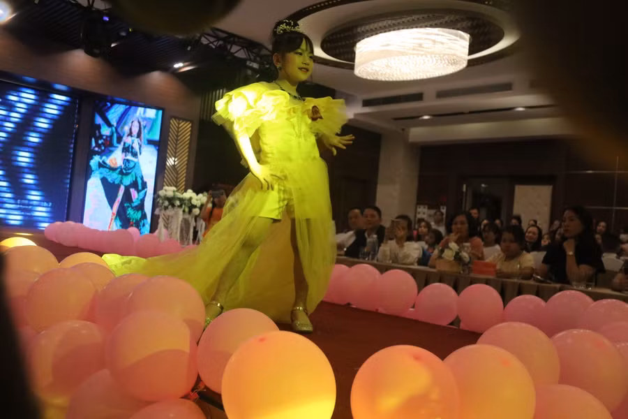 Mặc dù đây là lần đầu tiên tham gia trình diễn thời trang nhưng các bé vô cùng tự tin và chuyên nghiệp.