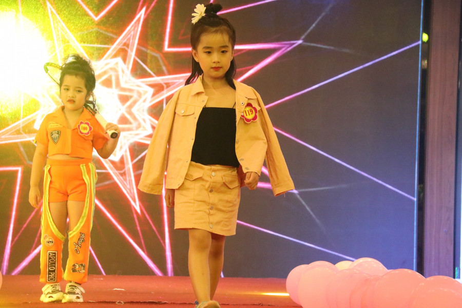 Bất ngờ màn trình diễn thời trang của các "siêu mẫu" nhí trường Mầm non ảnh 11