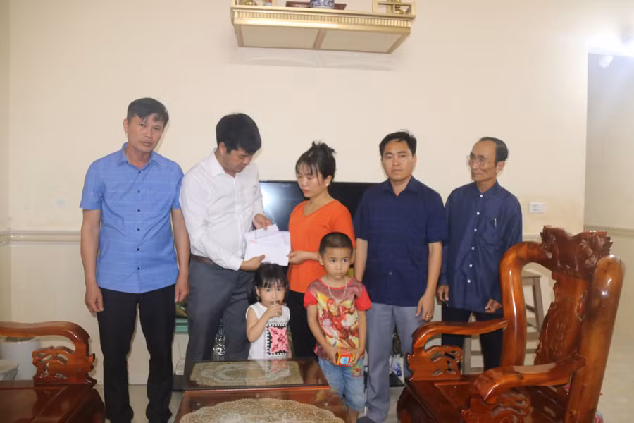 Hà Tĩnh: Trao gần 40 triệu đồng cho cậu bé bị cưa cụt chân trái do tai nạn