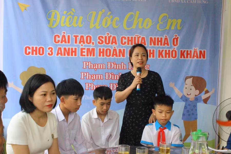 Bà Nguyễn Thị Xuân Hoàng (rưởng phòng GD&amp;ĐT huyện Cẩm Xuyên) phát biểu tại lễ khởi công