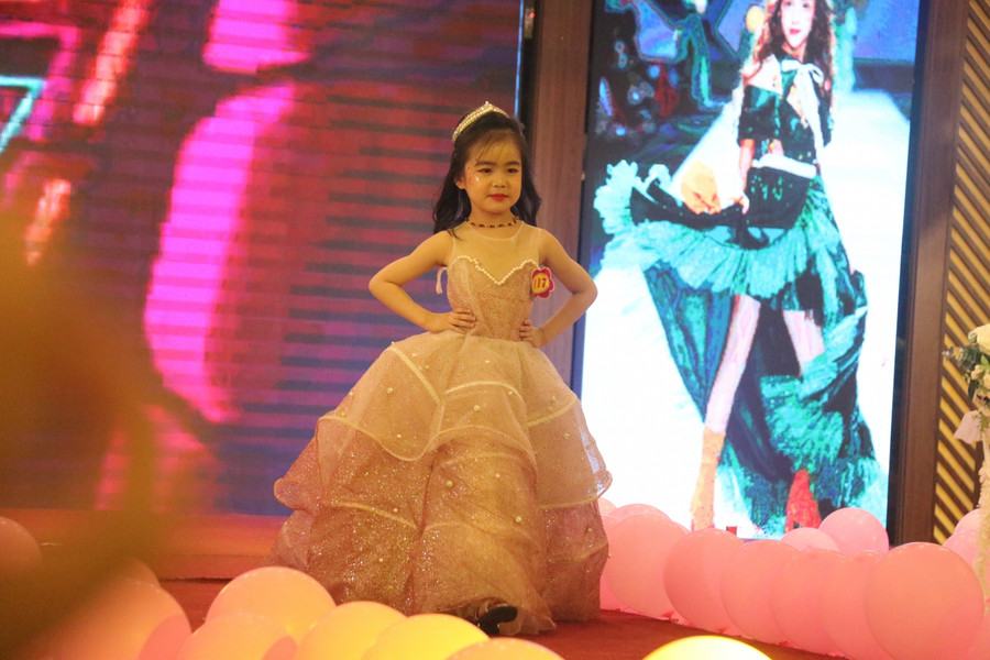 Trang phục biểu diễn của các bé được giáo viên, phụ huynh chuẩn bị rất công phu và sáng tạo.