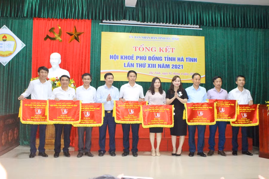 BTC trao cờ cho các đoàn VĐV có thành tích xuất sắc.