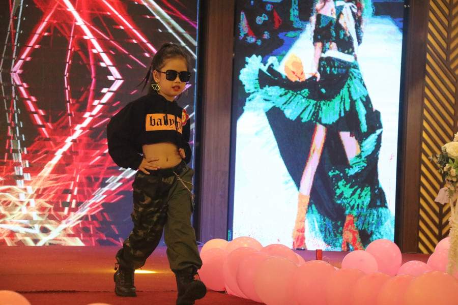 Các bé vô cùng tự tin sải bước trên sàn catwalk.
