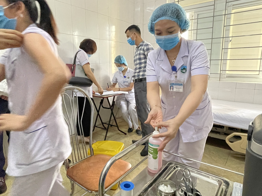 Sát khuẩn tay trước và sau khi tiêm. Sát khuẩn tay trước và sau khi tiêm.