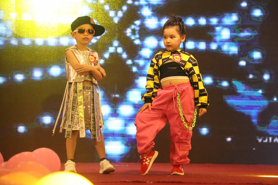 ...đến các trang phục mang phong cách cá tính.