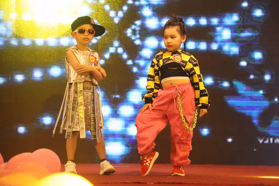 ...đến các trang phục mang phong cách cá tính.