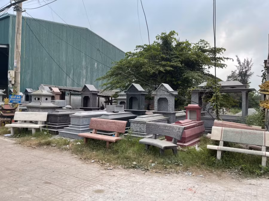 Tại đây có hàng nghìn mặt hàng được bày bán với đầy đủ mẫu mã, kích cỡ...