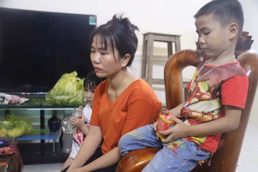 Chị Huyền thất thần khi kể lại tình trạng của con trai