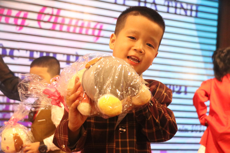 Các bé tham dự đêm chung kết đều được nhận giải tưởng và phần quà là 1 chú gấu bông đáng yêu...