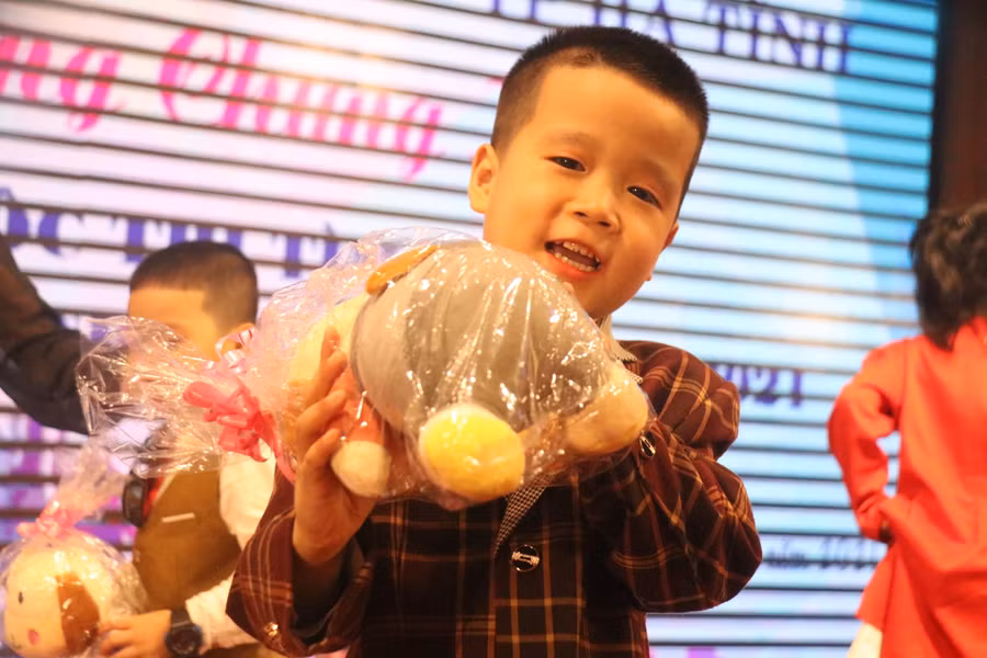 Các bé tham dự đêm chung kết đều được nhận giải tưởng và phần quà là 1 chú gấu bông đáng yêu...