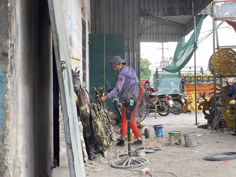 Phần lớn các hộ kinh doanh tại đây đều hoạt động từ 10 -15 năm. Một chủ cơ sở cho biết, nghề này ngày càng ăn nên làm ra, đem lại nguồn thu nhập ổn định. Chỉ riêng trong 10 ngày cuối tháng 3, cơ sở này đã thu được gần 150 triệu đồng từ mặt hàng bia mộ.