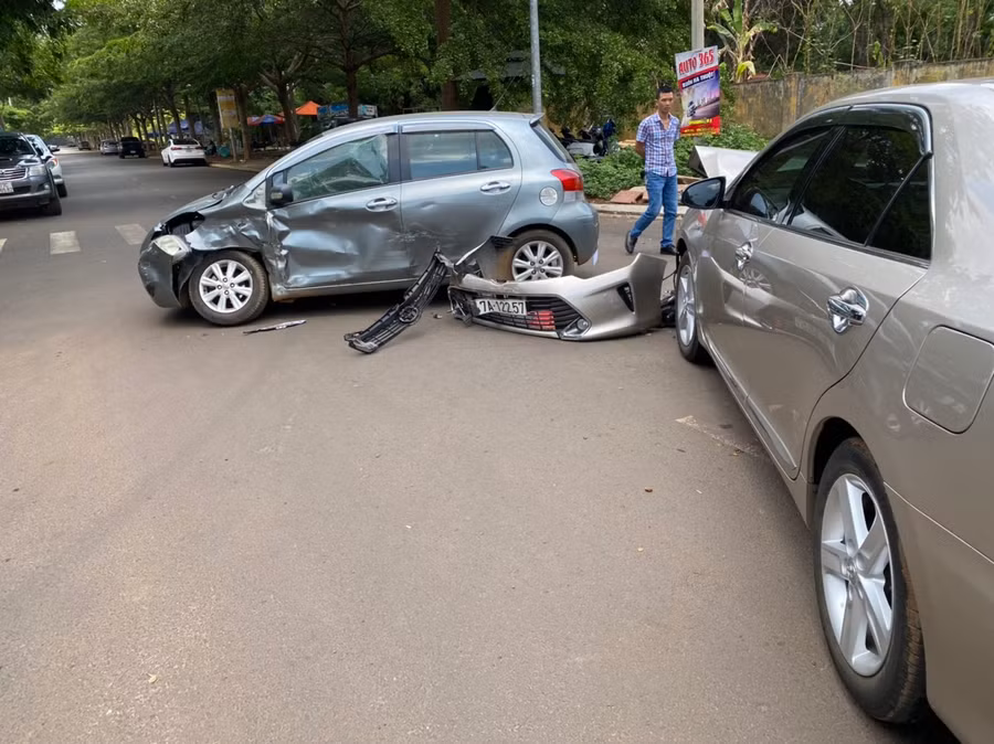 Hông trái xe Yaris bị biến dạng sau vụ va chạm.