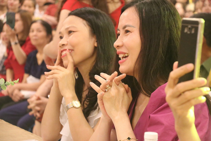 Giáo viên và phụ huynh thích thú, bất ngờ trước màn trình diễn của các &quot;siêu mẫu&quot; nhí