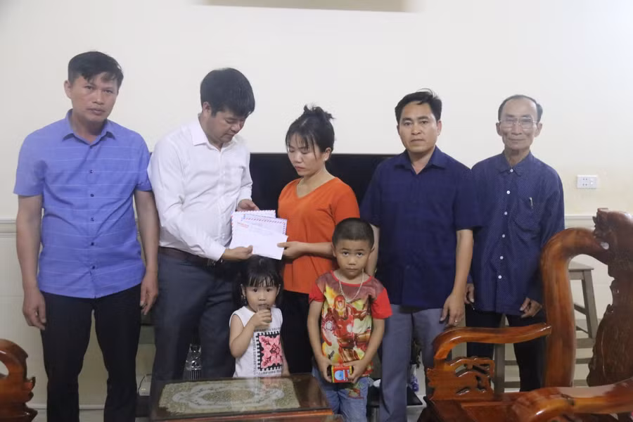 Đại diện VP báo GD&amp;TĐ khu vực Bắc Trung bộ trao số tiền 38.800.000 đồng cho gia đình em Huy