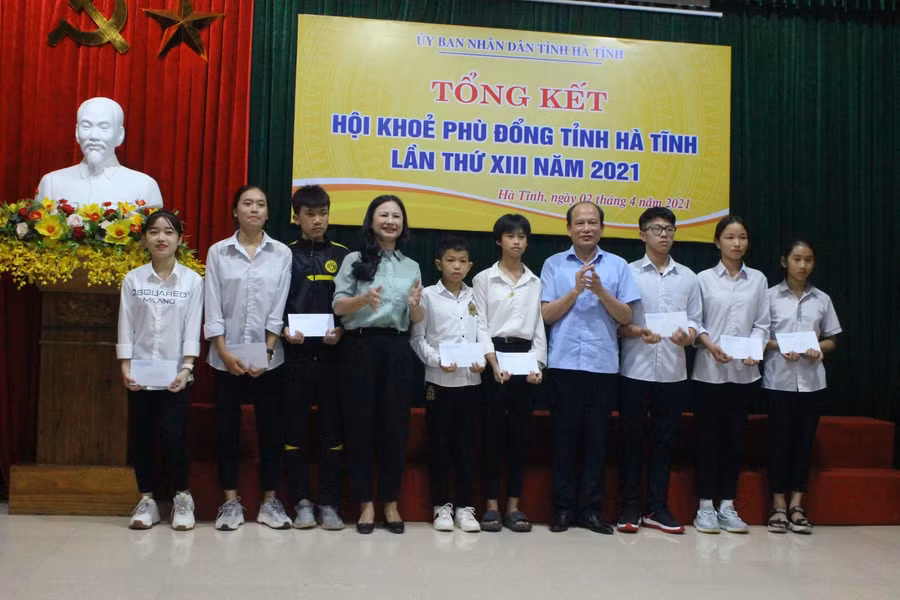 Trao thưởng cho 28 VĐV đạt thành tích xuất sắc.