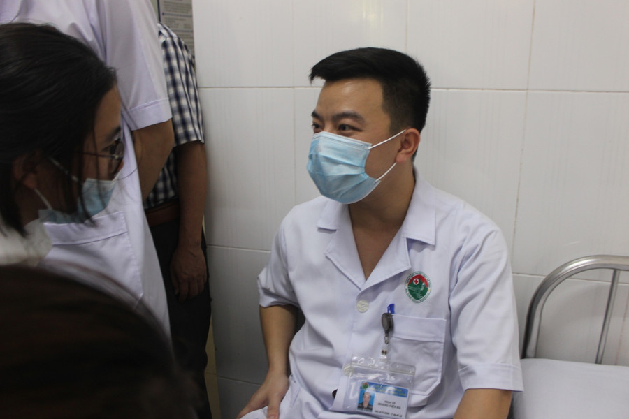 Đến thời điểm này, ngành Y tế Hà Tĩnh chưa ghi nhận trường hợp nào có phản ứng bất thường sau 30 phút tiêm. Các trường hợp này sẽ tiếp tục được theo dõi tình hình sức khỏe trong những ngày tới. Đến thời điểm này, ngành Y tế Hà Tĩnh chưa ghi nhận trường hợp nào có phản ứng bất thường sau 30 phút tiêm. Các trường hợp này sẽ tiếp tục được theo dõi tình hình sức khỏe trong những ngày tới.