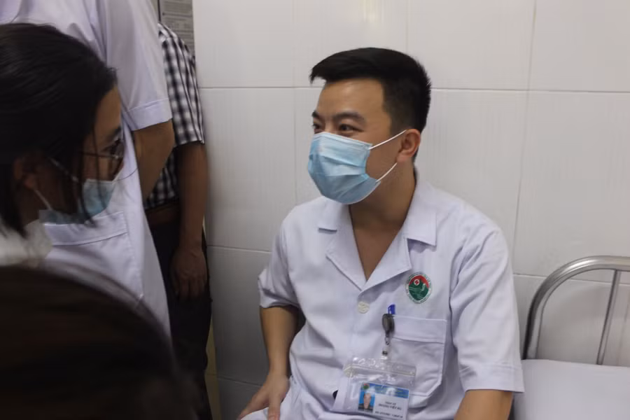 Đến thời điểm này, ngành Y tế Hà Tĩnh chưa ghi nhận trường hợp nào có phản ứng bất thường sau 30 phút tiêm. Các trường hợp này sẽ tiếp tục được theo dõi tình hình sức khỏe trong những ngày tới.