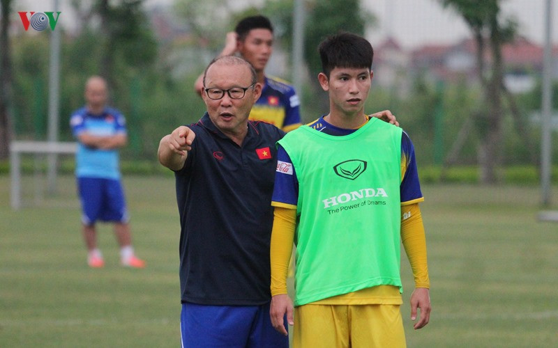 HLV Park Hang-seo cùng học trò của mình trong buổi tập( nguồn VOV) HLV Park Hang-seo cùng học trò của mình trong buổi tập( nguồn VOV)