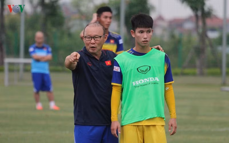 HLV Park Hang-seo cùng học trò của mình trong buổi tập( nguồn VOV)