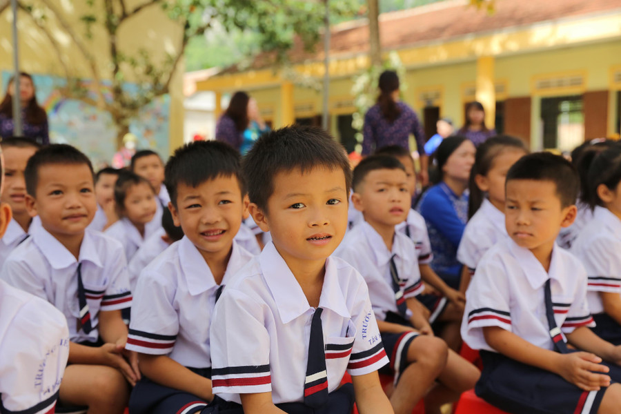 Trước mắt, Sở GD&ĐT tỉnh Quảng Bình chỉ đạo các trường và cơ sở giáo dục thực hiện phương châm "4 tại chỗ" nhằm đưa nhà trường sớm ổn định việc dạy và học, tạo điều kiện cho số học sinh có nguy cơ bỏ học sau mưa lũ tiếp tục đến trường. Trước mắt, Sở GD&ĐT tỉnh Quảng Bình chỉ đạo các trường và cơ sở giáo dục thực hiện phương châm "4 tại chỗ" nhằm đưa nhà trường sớm ổn định việc dạy và học, tạo điều kiện cho số học sinh có nguy cơ bỏ học sau mưa lũ tiếp tục đến trường.