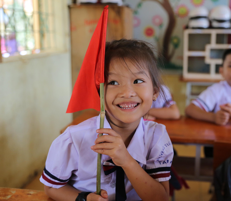 Ngay sau trận lũ, các trường Trung học ít bị ảnh hưởng bởi mưa lũ chủ động làm việc với Phòng GD&ĐT các huyện, thị xã lập kế hoạch huy động lực lượng giáo viên, học sinh hỗ trợ các trường mầm non, tiểu học trên địa bàn dọn dẹp trường lớp, phơi khô trang thiết bị học tập. Ngay sau trận lũ, các trường Trung học ít bị ảnh hưởng bởi mưa lũ chủ động làm việc với Phòng GD&ĐT các huyện, thị xã lập kế hoạch huy động lực lượng giáo viên, học sinh hỗ trợ các trường mầm non, tiểu học trên địa bàn dọn dẹp trường lớp, phơi khô trang thiết bị học tập.