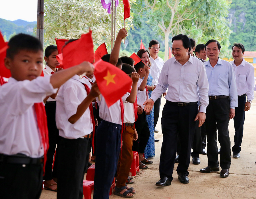 Trong buổi Lễ Khai giảng muộn, Bộ trưởng Bộ Giáo dục và Đào tạo Phùng Xuân Nhạ cùng lãnh đạo tỉnh Quảng Bình đã tới dự và động viên tinh thần vượt khó của thầy và trò các trường mầm non, Tiểu học, THCS trên địa bàn xã Tân Hoá. Trong buổi Lễ Khai giảng muộn, Bộ trưởng Bộ Giáo dục và Đào tạo Phùng Xuân Nhạ cùng lãnh đạo tỉnh Quảng Bình đã tới dự và động viên tinh thần vượt khó của thầy và trò các trường mầm non, Tiểu học, THCS trên địa bàn xã Tân Hoá.