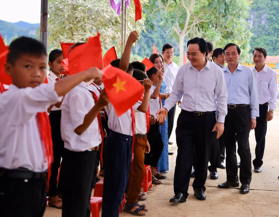 Trong buổi Lễ Khai giảng muộn, Bộ trưởng Bộ Giáo dục và Đào tạo Phùng Xuân Nhạ cùng lãnh đạo tỉnh Quảng Bình đã tới dự và động viên tinh thần vượt khó của thầy và trò các trường mầm non, Tiểu học, THCS trên địa bàn xã Tân Hoá.