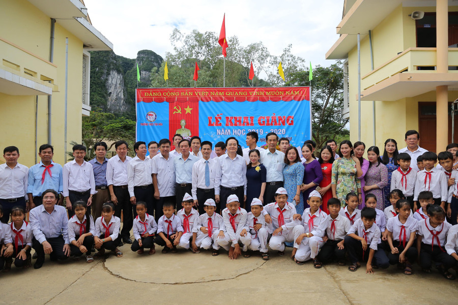 Như vậy, cho đến thời điểm hiện tại, toàn bộ các trường trên cả nước đã chính thức bước vào năm học mới 2019-2020. Như vậy, cho đến thời điểm hiện tại, toàn bộ các trường trên cả nước đã chính thức bước vào năm học mới 2019-2020.